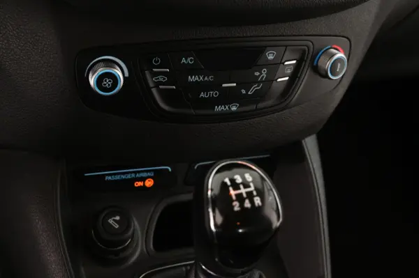 Ford Tourneo Courier 1.0 EcoBoost Titanium 19