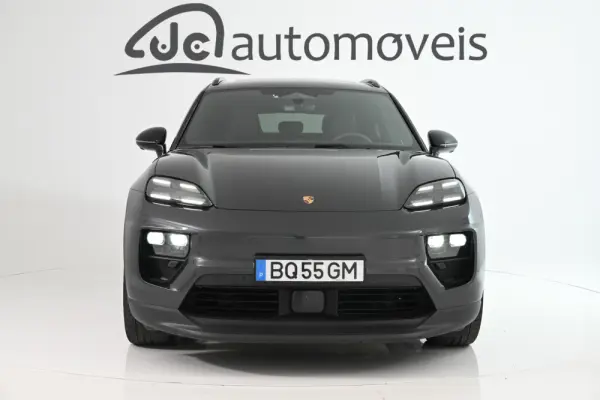 Porsche Macan Electric 4 5