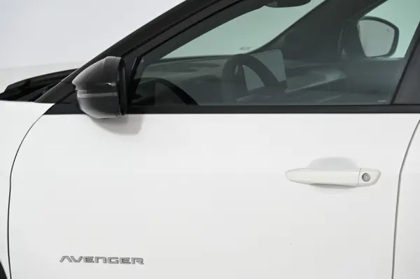Jeep Avenger 1.2 e-Hybrid Summit DCT 11