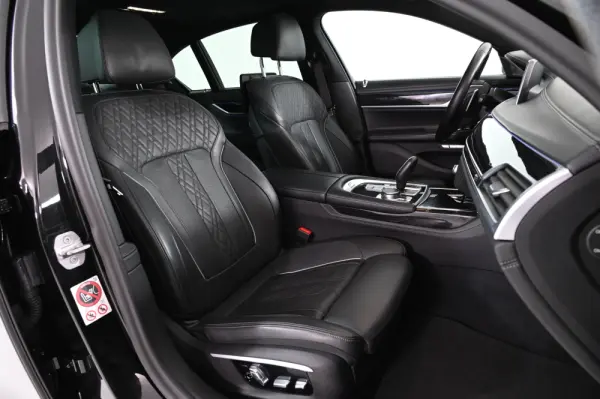 BMW 740 d xDrive Pack M Auto 23