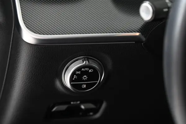 Mercedes-Benz C 300 e Avantgarde 23