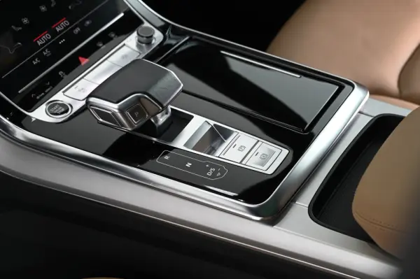 Audi Q8 55 TFSIe quattro Tiptronic 23