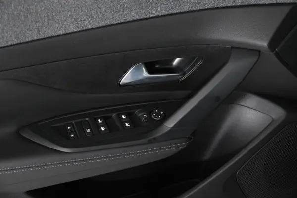 Peugeot 408 1.2 PureTech Allure EAT8 17