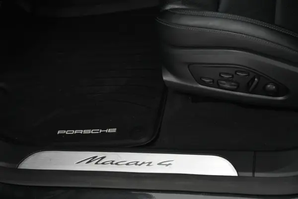 Porsche Macan Electric 4 24