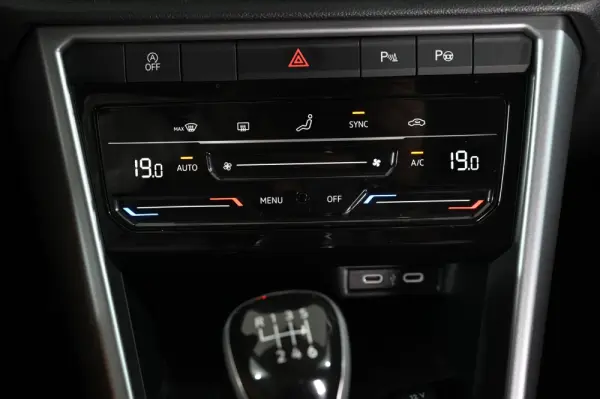 Volkswagen T-Roc 1.0 TSI Urban 26