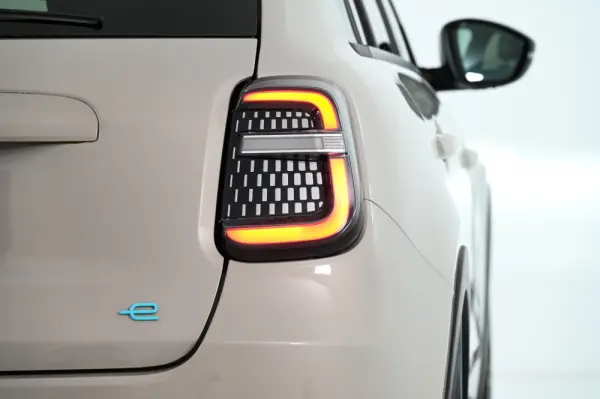 Fiat 600e 54 kWh La Prima 10