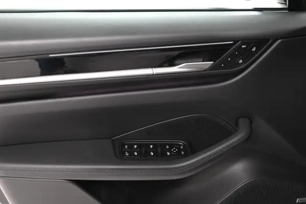 Porsche Macan Electric 4 25