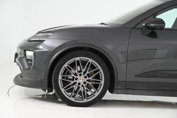 Porsche Macan Electric 4 10