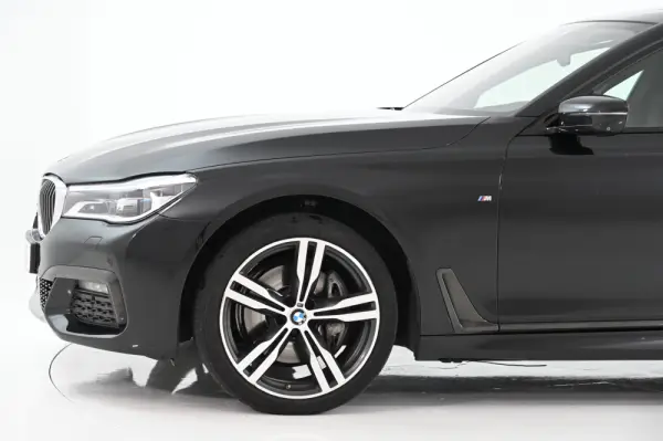 BMW 740 d xDrive Pack M Auto 11