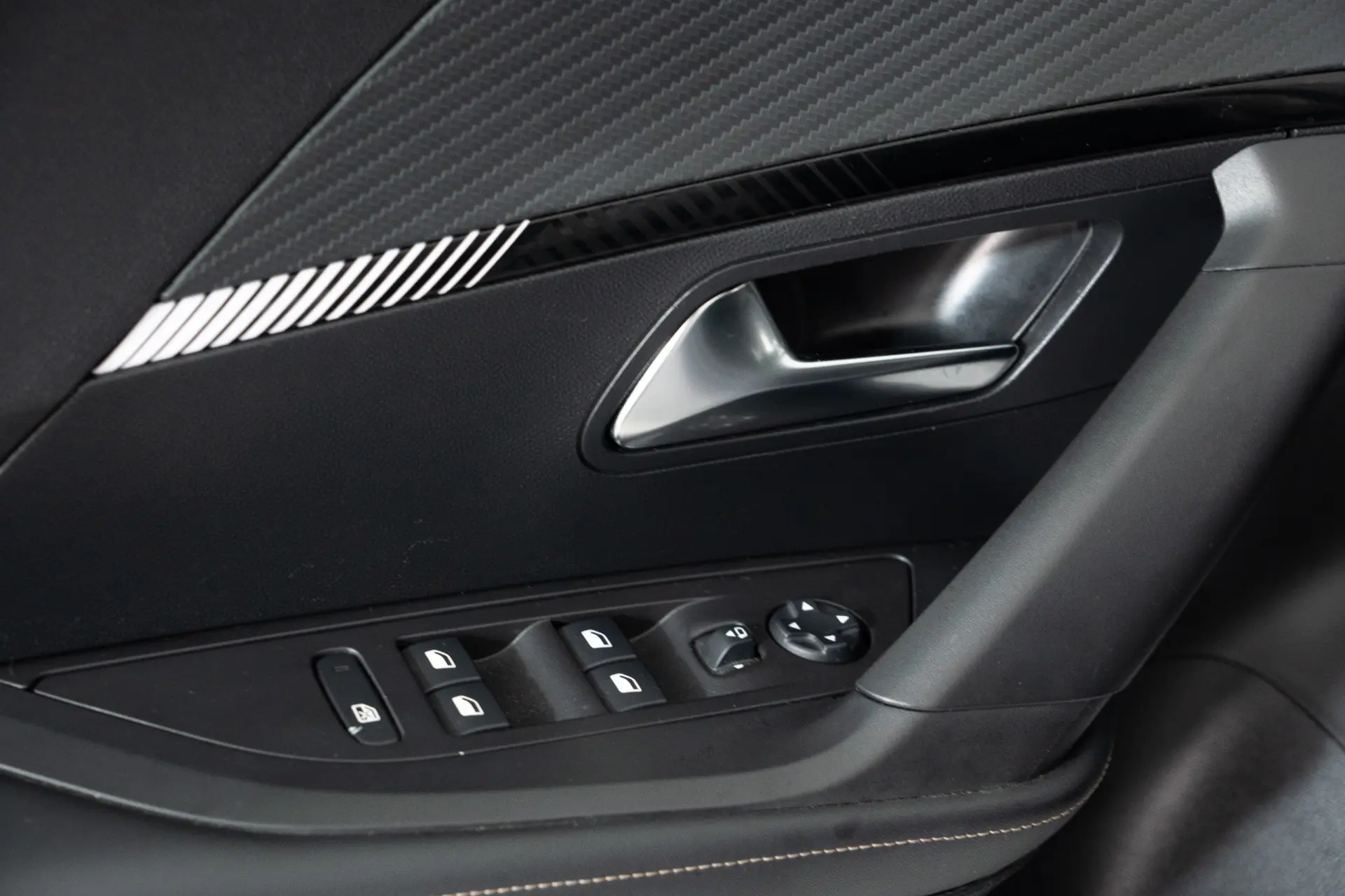 Peugeot 2008 1.2 PureTech Allure Pack EAT8 31