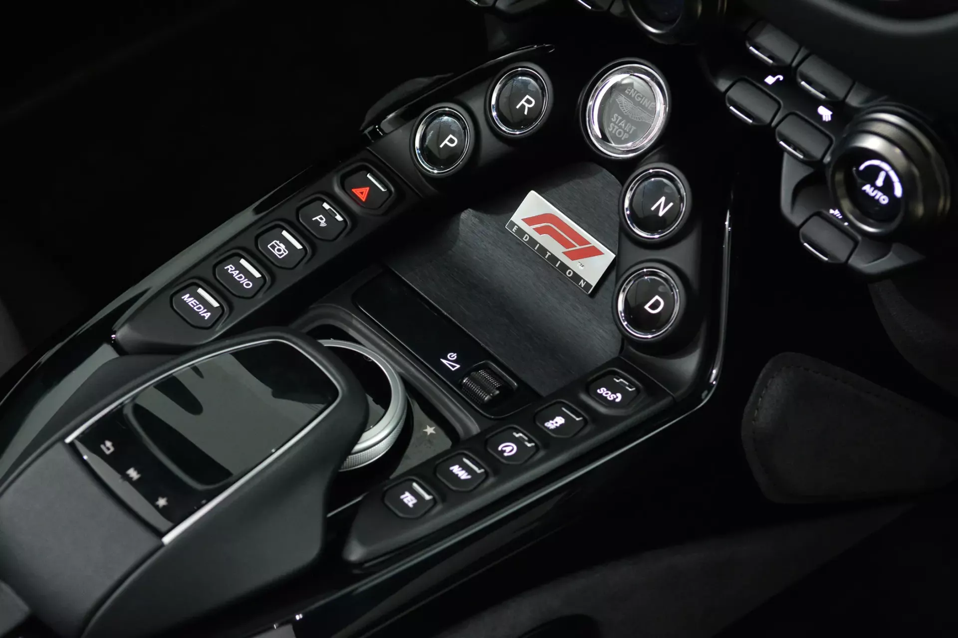 Aston Martin Vantage Roadster V8 F1 Edition 29