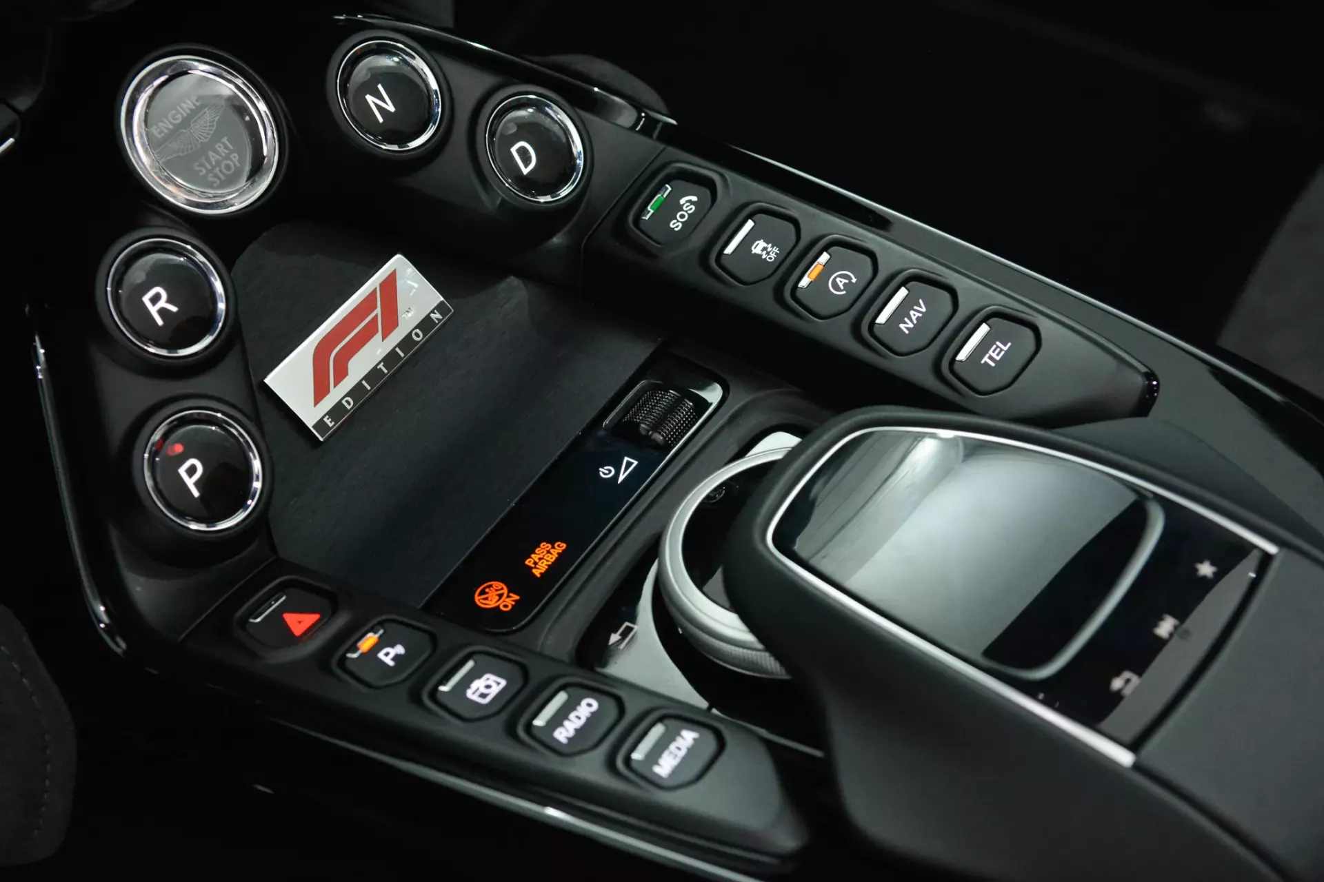 Aston Martin Vantage Roadster V8 F1 Edition 37