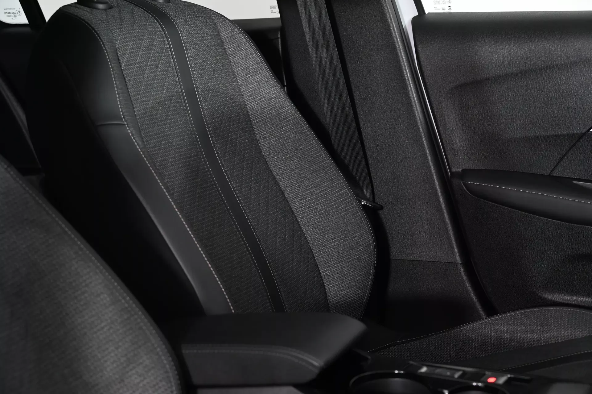 Peugeot 208 1.2 Hybrid Allure e-DCS6 28