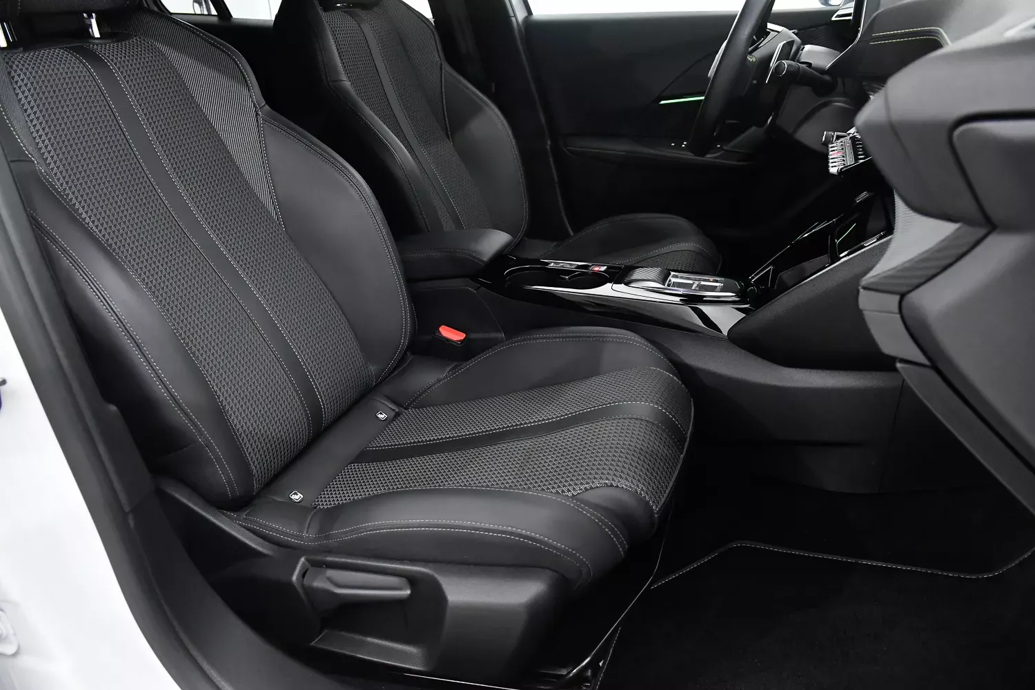 Peugeot 2008 1.2 PureTech GT EAT8 16