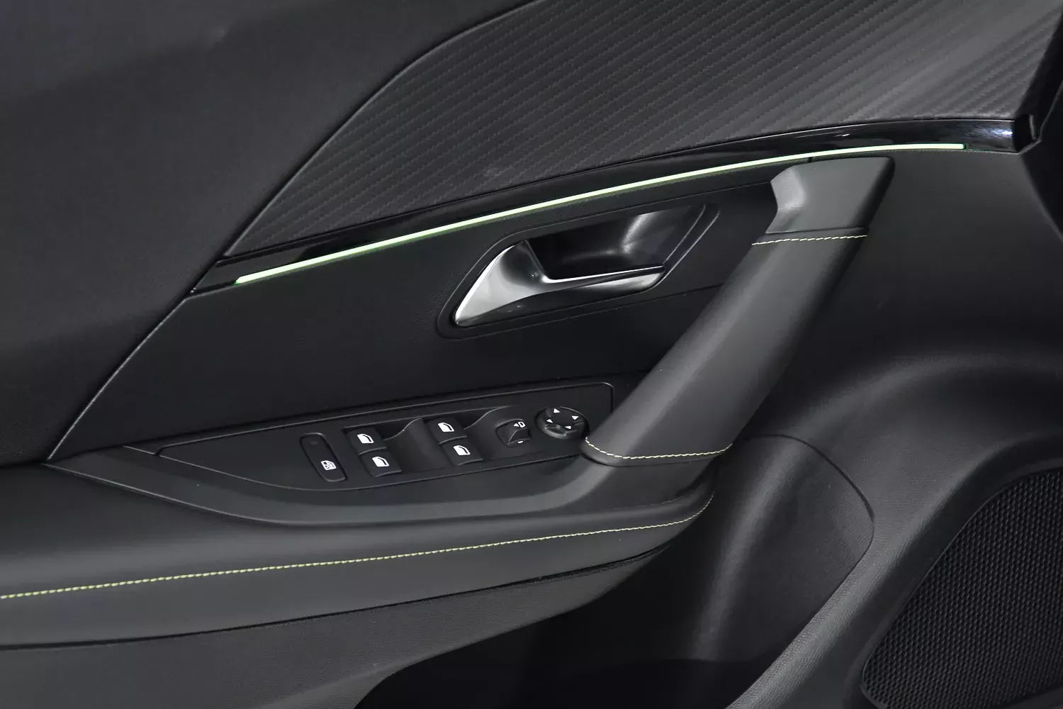 Peugeot 2008 1.2 PureTech GT EAT8 18