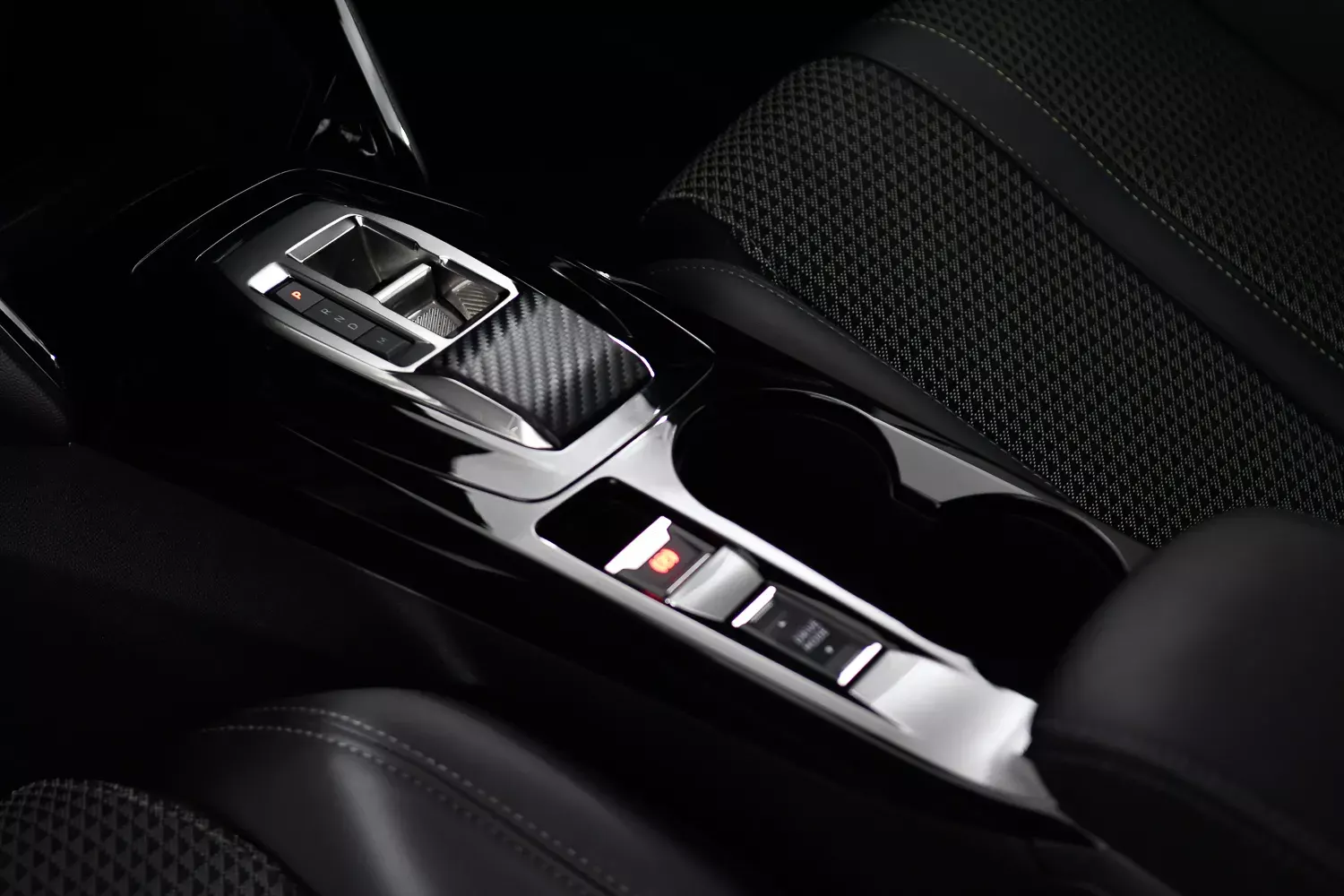 Peugeot 2008 1.2 PureTech GT EAT8 19