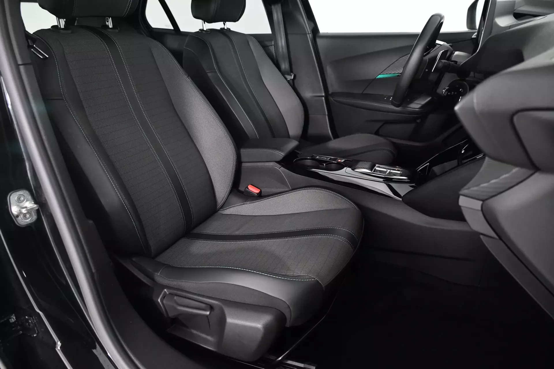 Peugeot 2008 1.2 PureTech Allure Pack EAT8 15