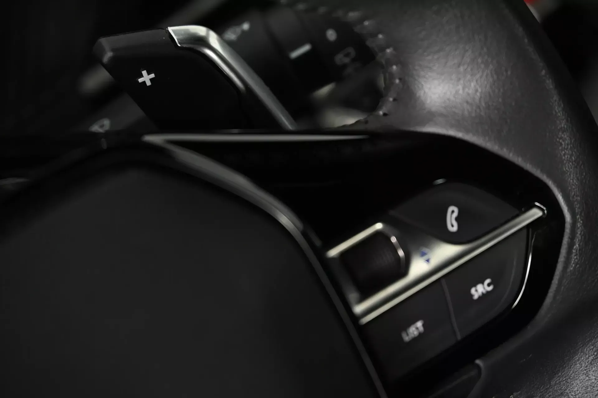 Peugeot 2008 1.2 PureTech Allure Pack EAT8 23