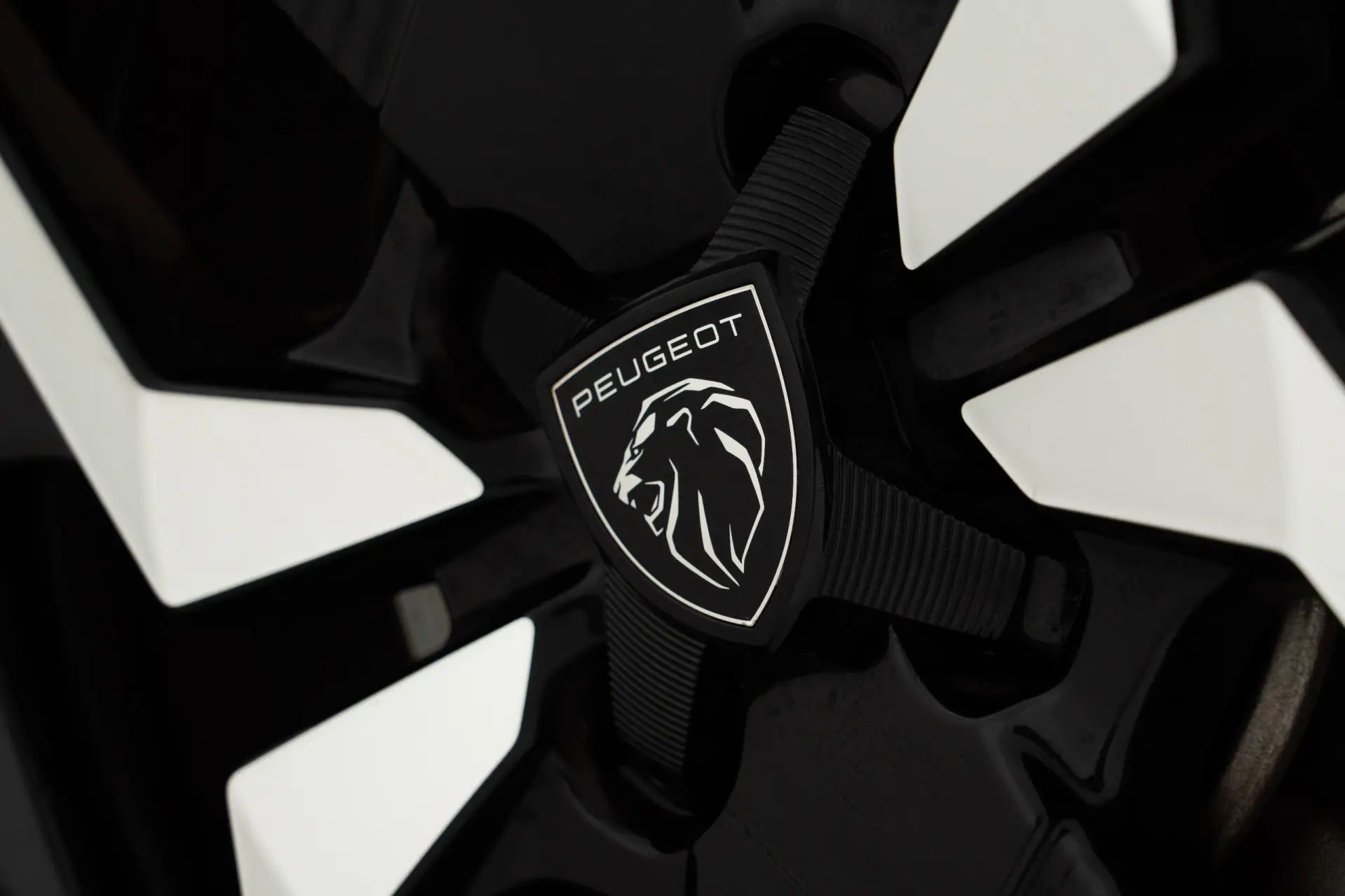 Peugeot 2008 1.2 PureTech Allure Pack EAT8 17