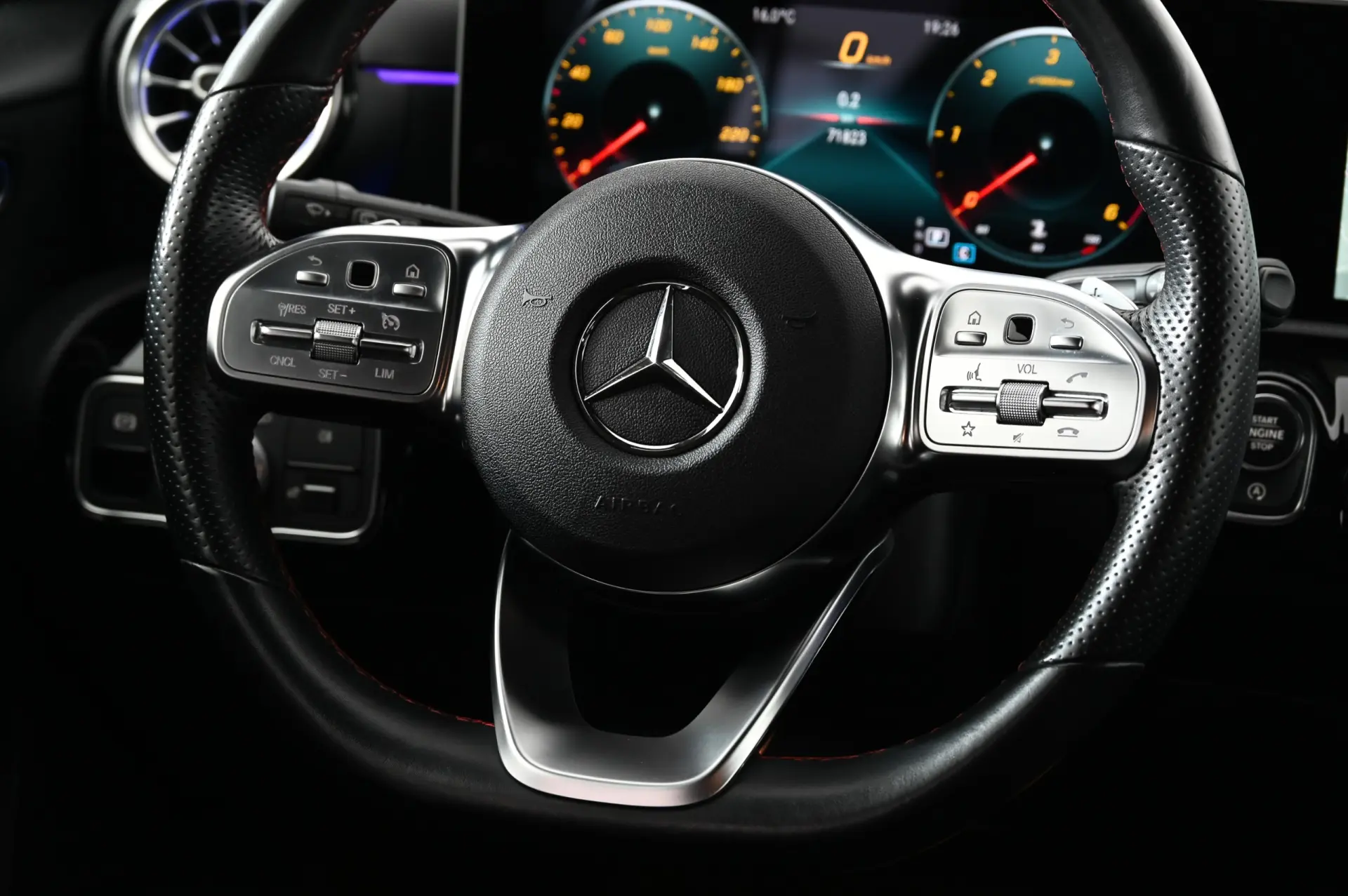 Mercedes-Benz A 180 d AMG Line Aut. 13