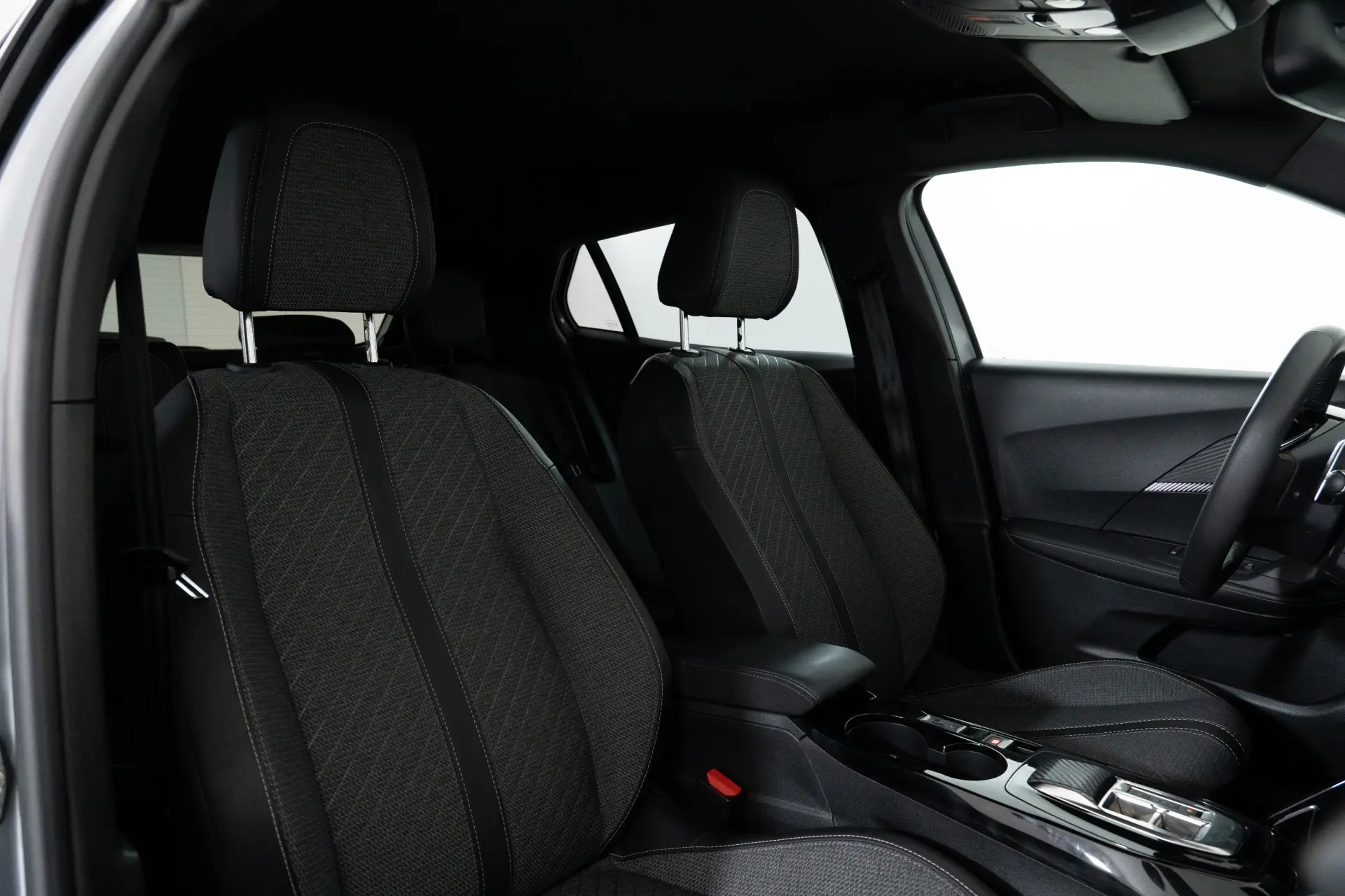 Peugeot 2008 1.2 PureTech Allure Pack EAT8 4