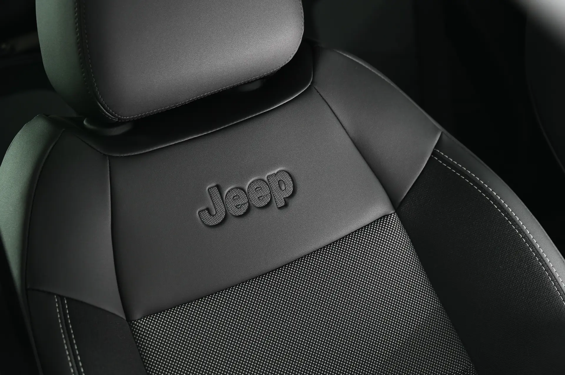Jeep Avenger 1.2 e-Hybrid Summit DCT 27