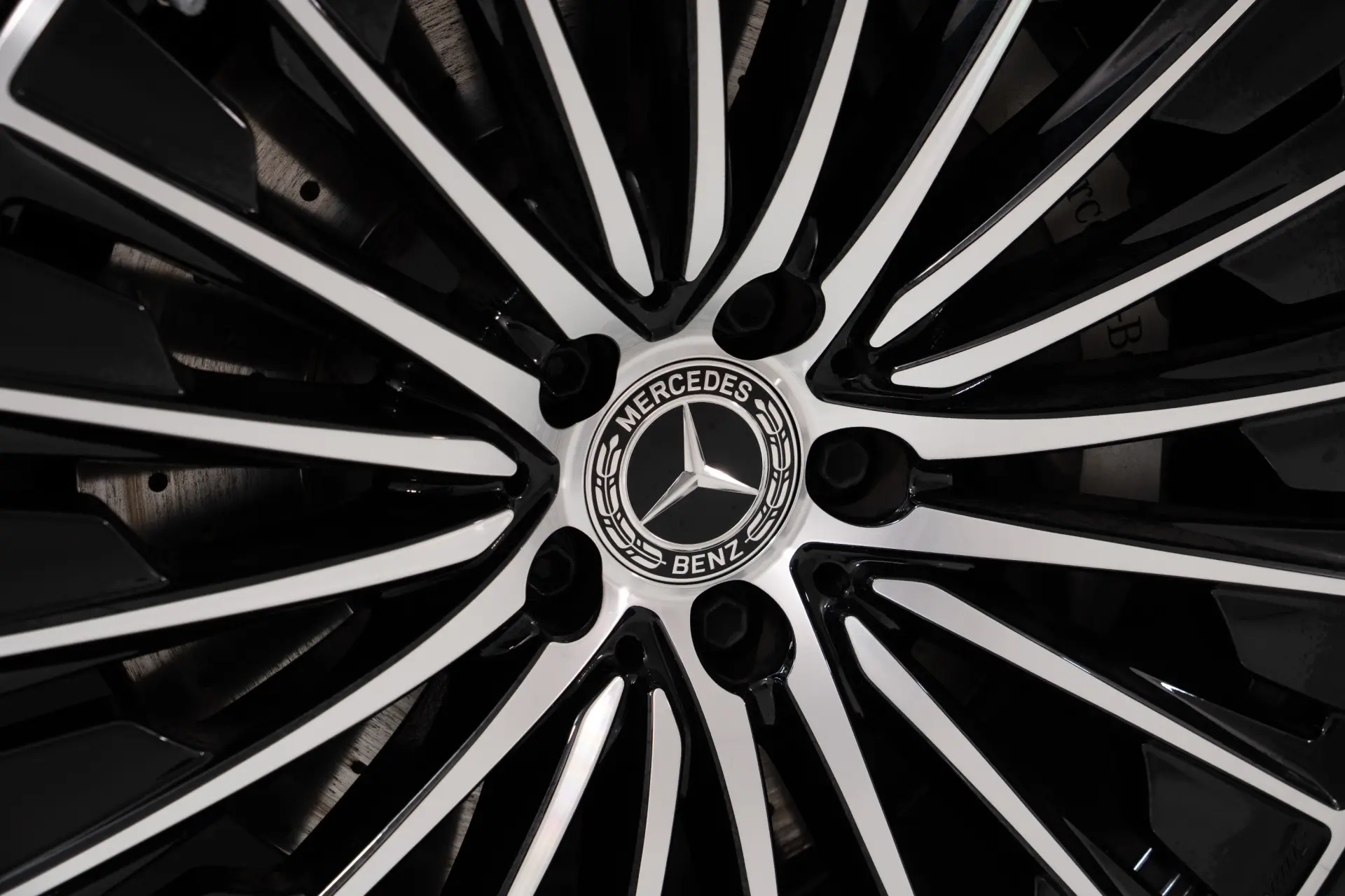 Mercedes-Benz E 300 e AMG Line 15