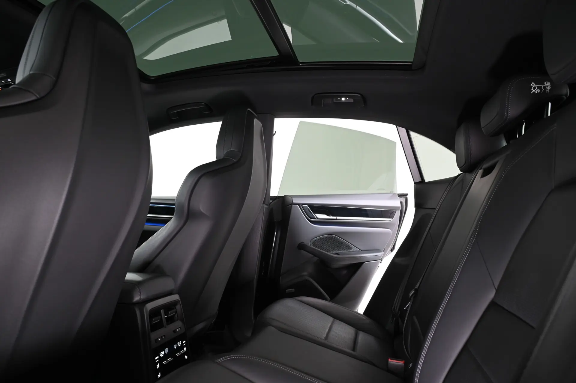 Porsche Macan Electric 4 20