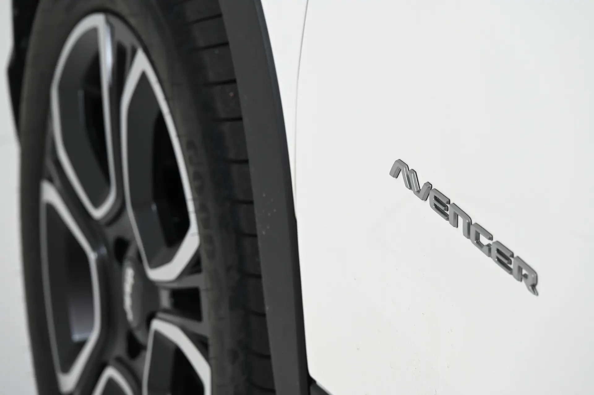 Jeep Avenger 1.2 e-Hybrid Summit DCT 13