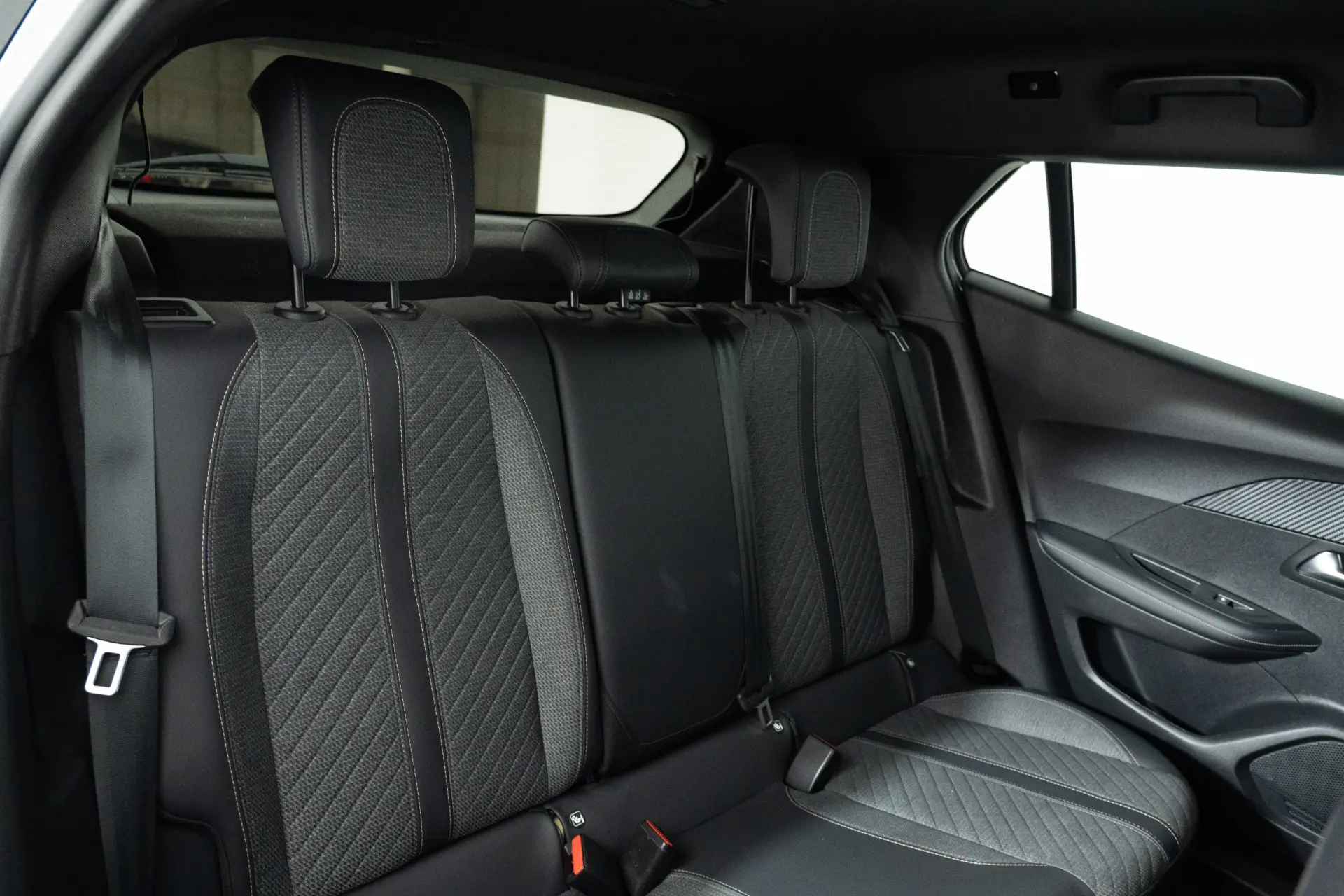 Peugeot 2008 1.2 PureTech Allure Pack EAT8 32