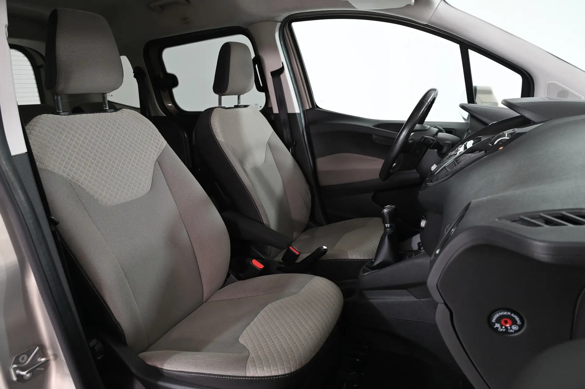Ford Tourneo Courier 1.0 EcoBoost Titanium 4