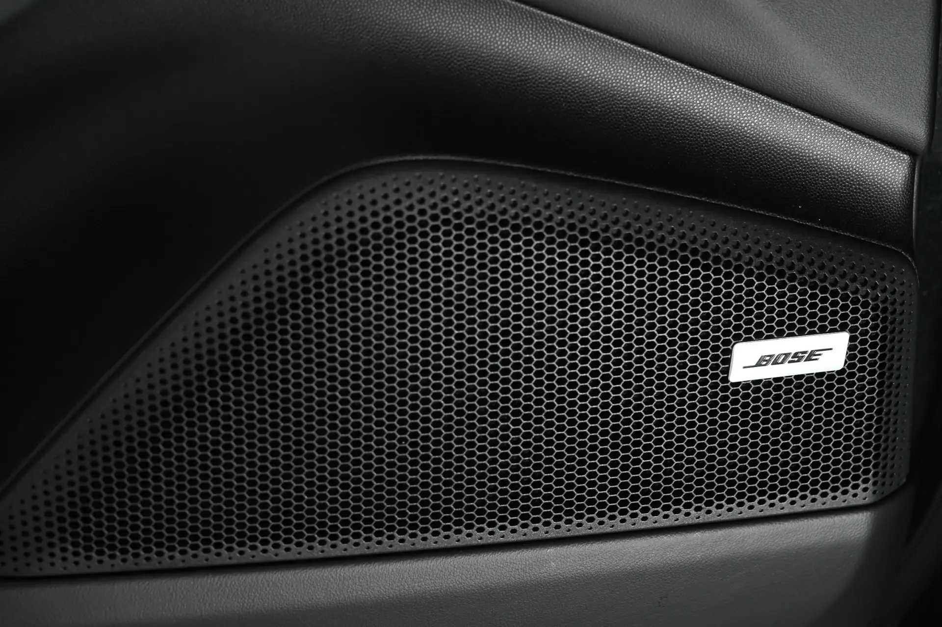 Porsche Macan Electric 4 26