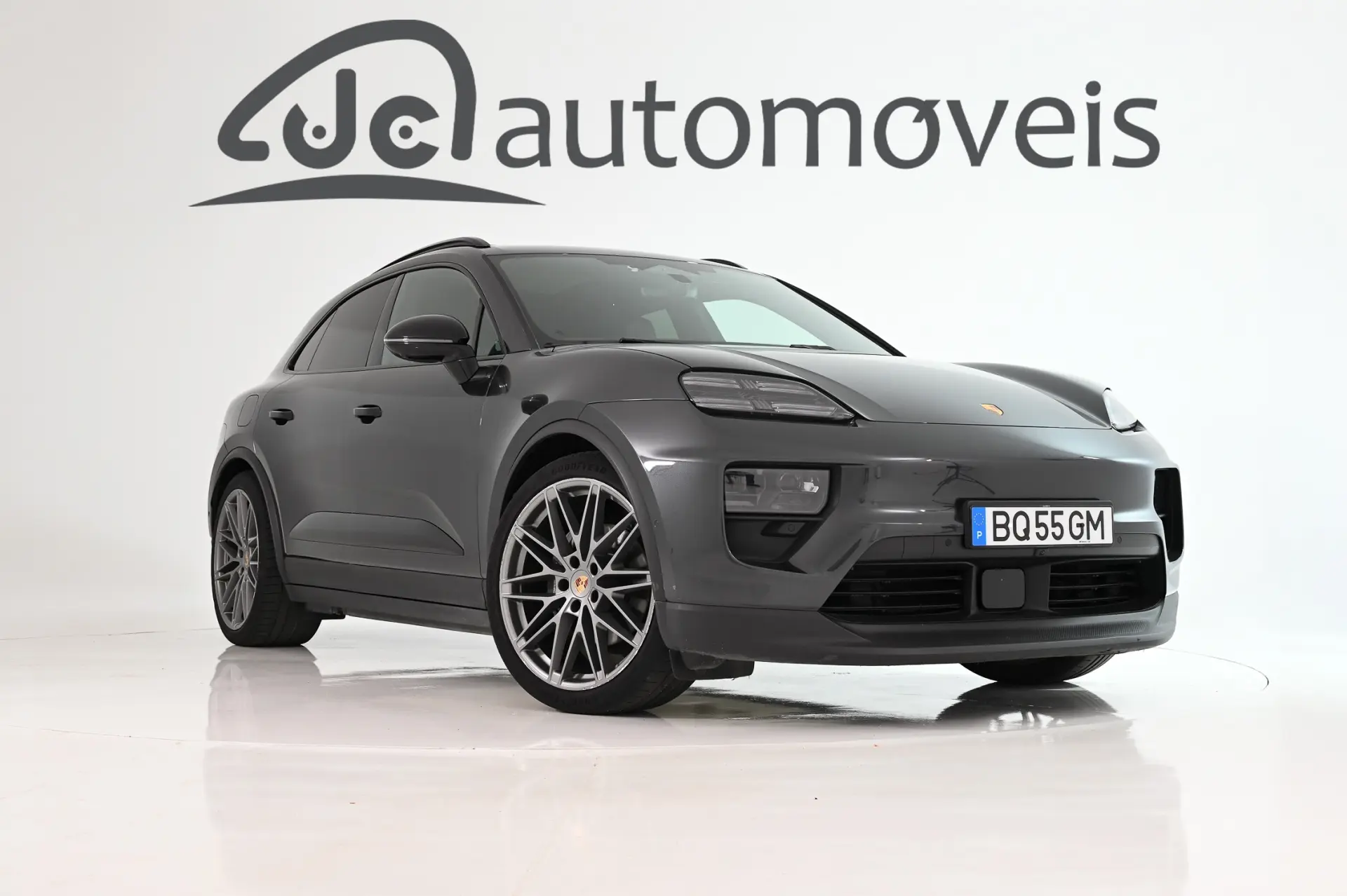 Porsche Macan Electric 4 31