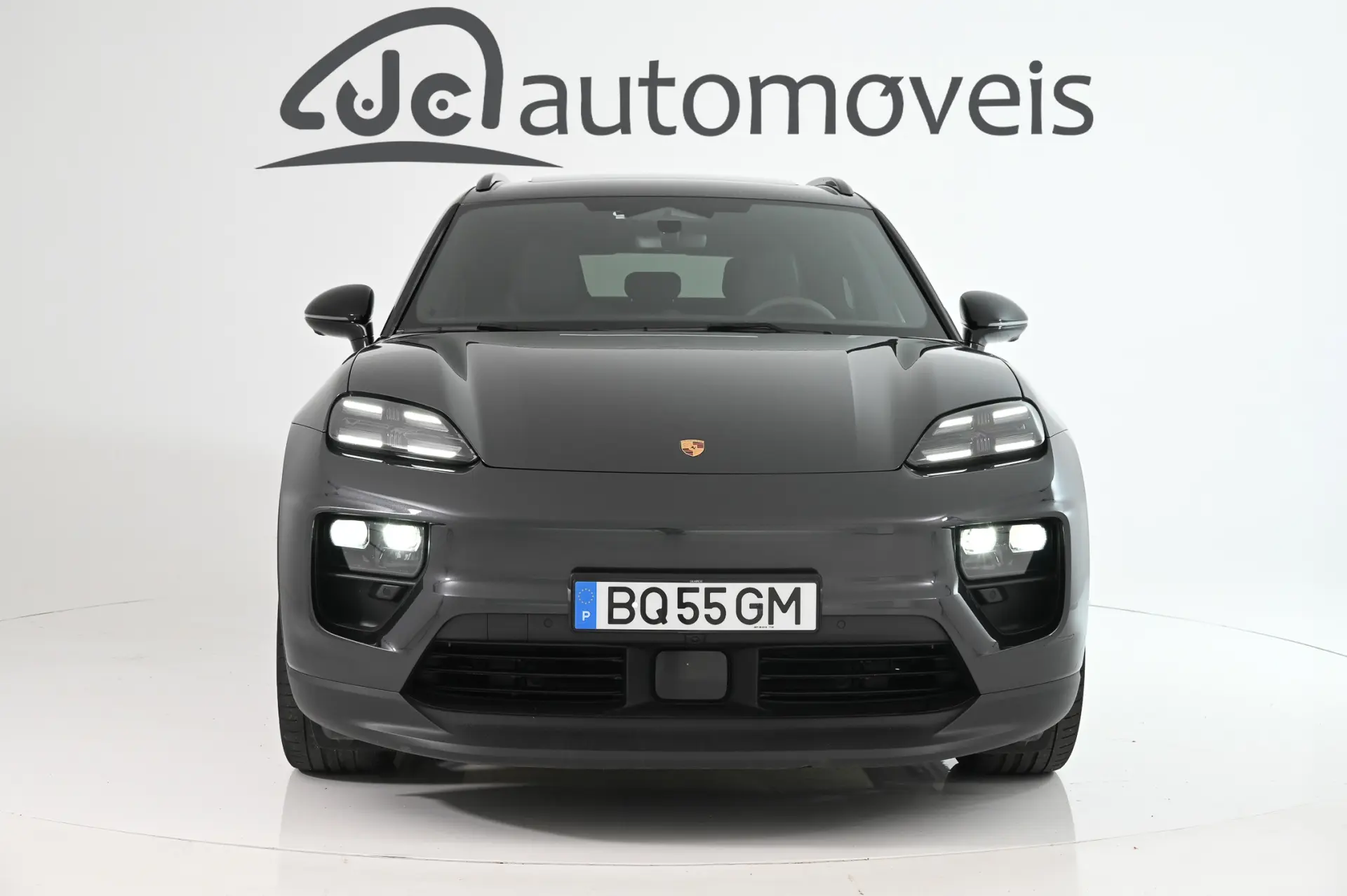 Porsche Macan Electric 4 5