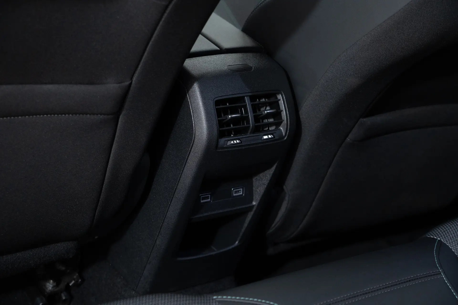 Peugeot 308 1.6 Hybrid Allure e-EAT8 29