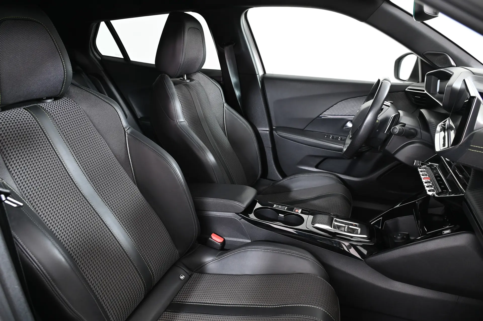 Peugeot 2008 1.2 PureTech GT EAT8 4