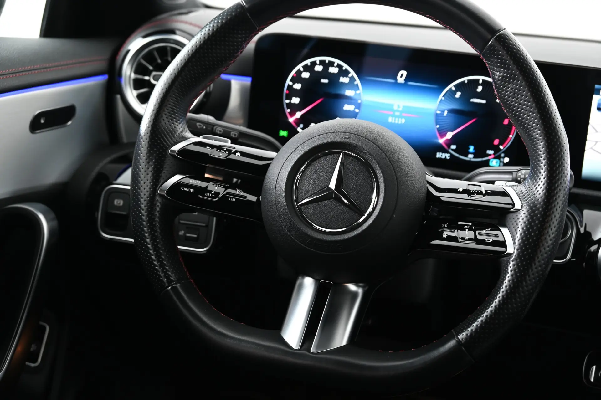 Mercedes-Benz CLA 200 d Shooting Brake AMG Line Aut. 14