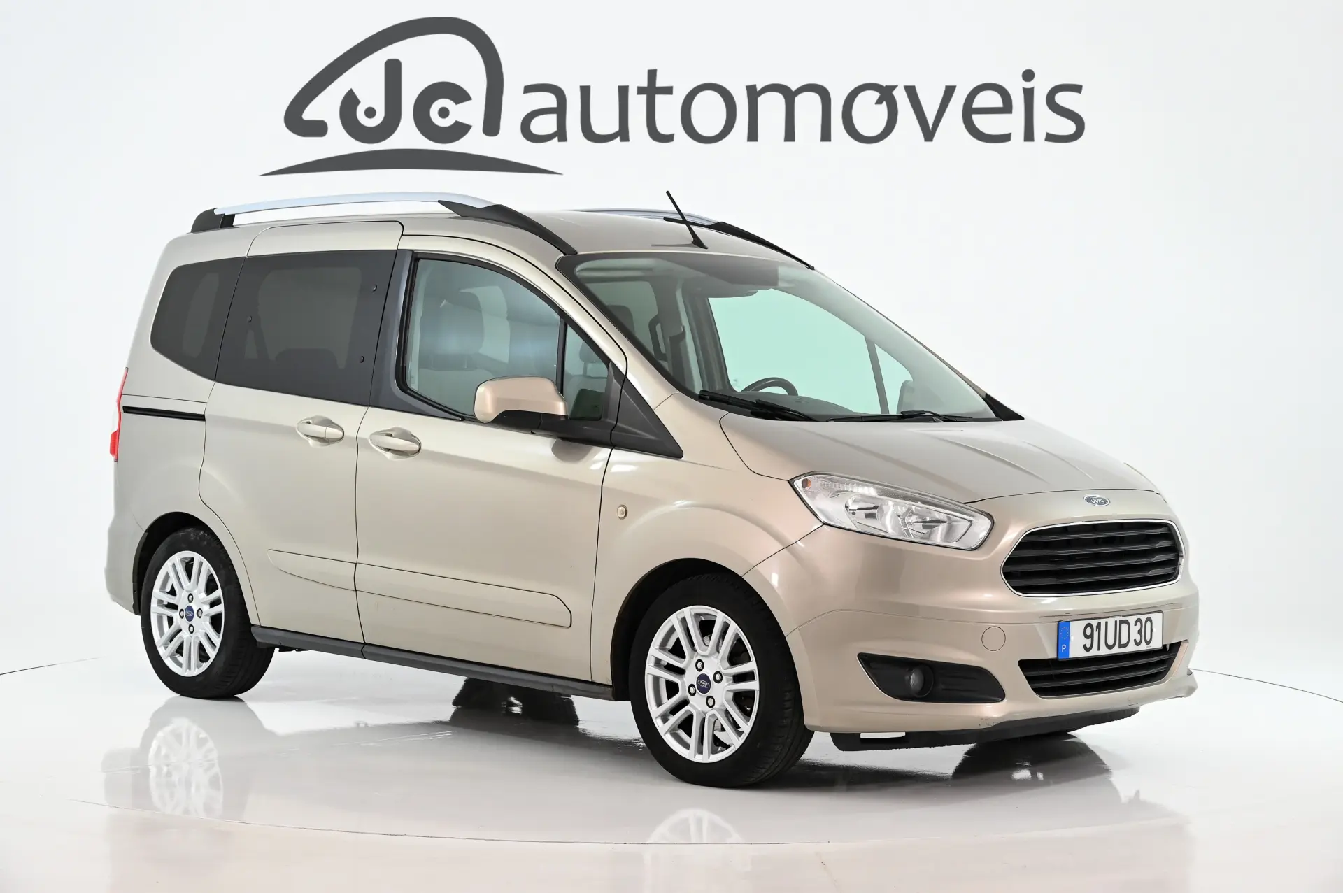 Ford Tourneo Courier 1.0 EcoBoost Titanium 1