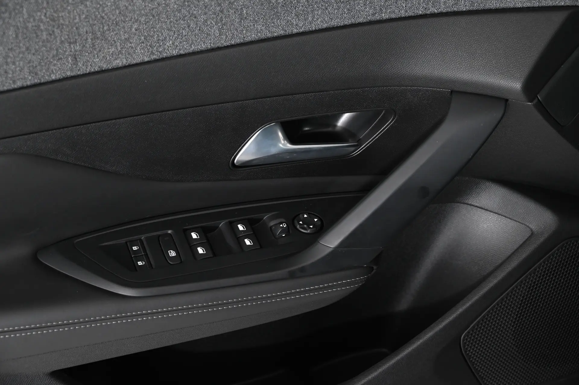 Peugeot 408 1.2 PureTech Allure EAT8 17