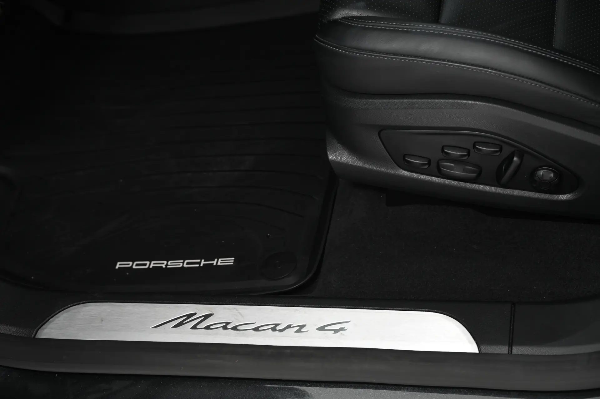 Porsche Macan Electric 4 24