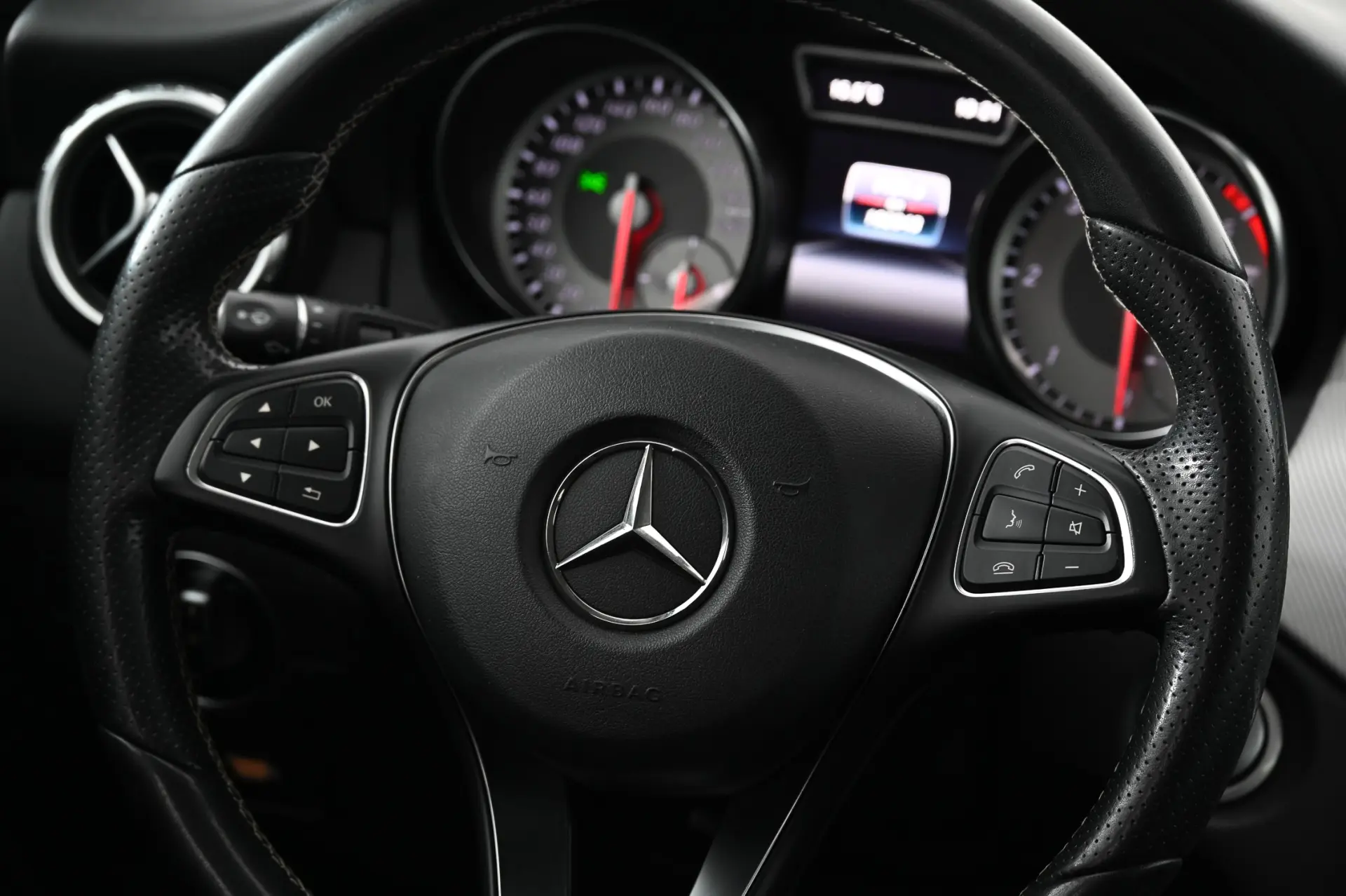 Mercedes-Benz GLA 180 d AMG Line 13