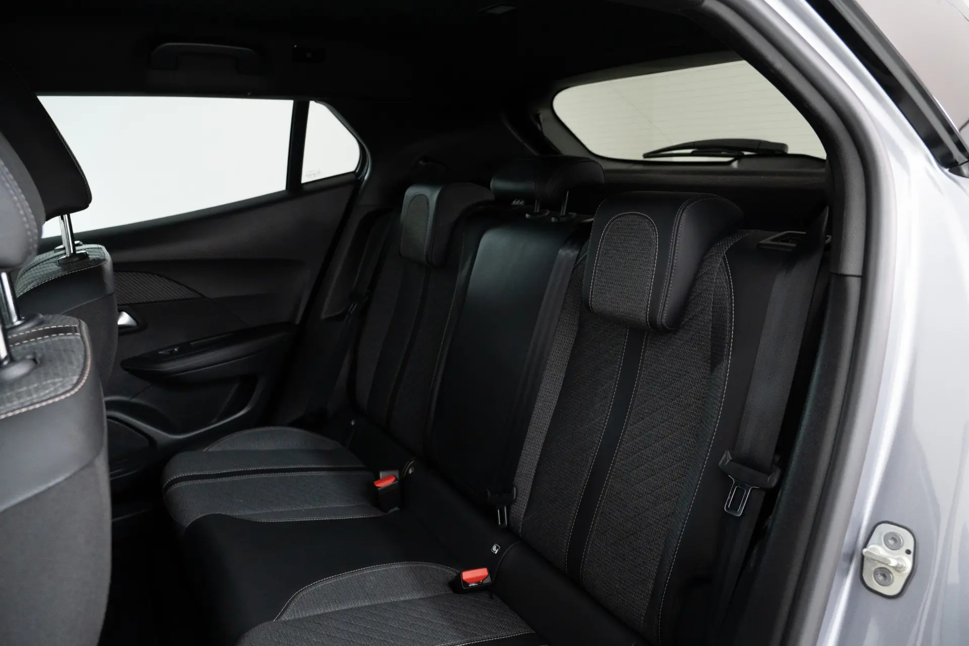 Peugeot 2008 1.2 PureTech Allure Pack EAT8 32