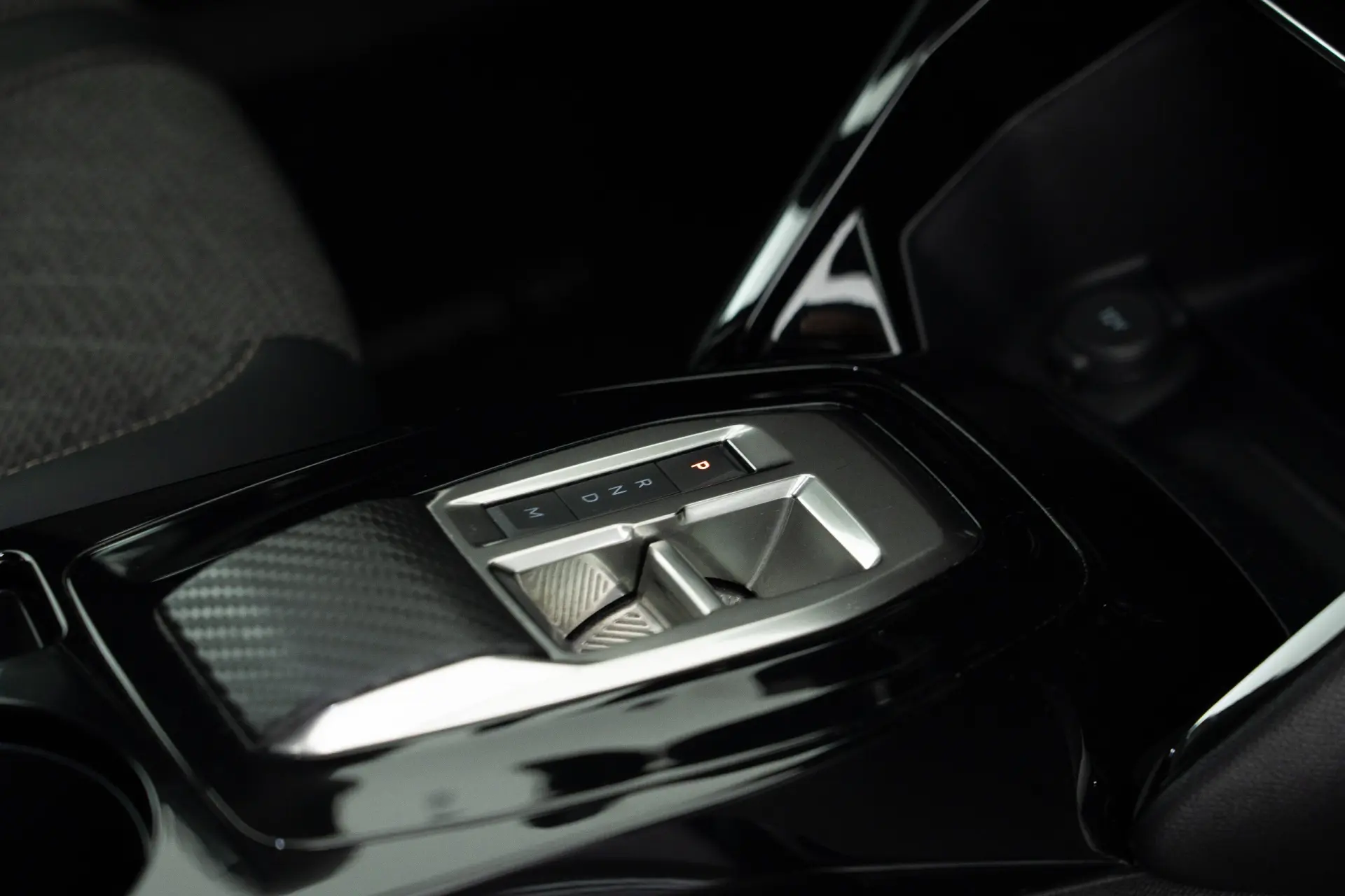 Peugeot 2008 1.2 PureTech Allure Pack EAT8 29