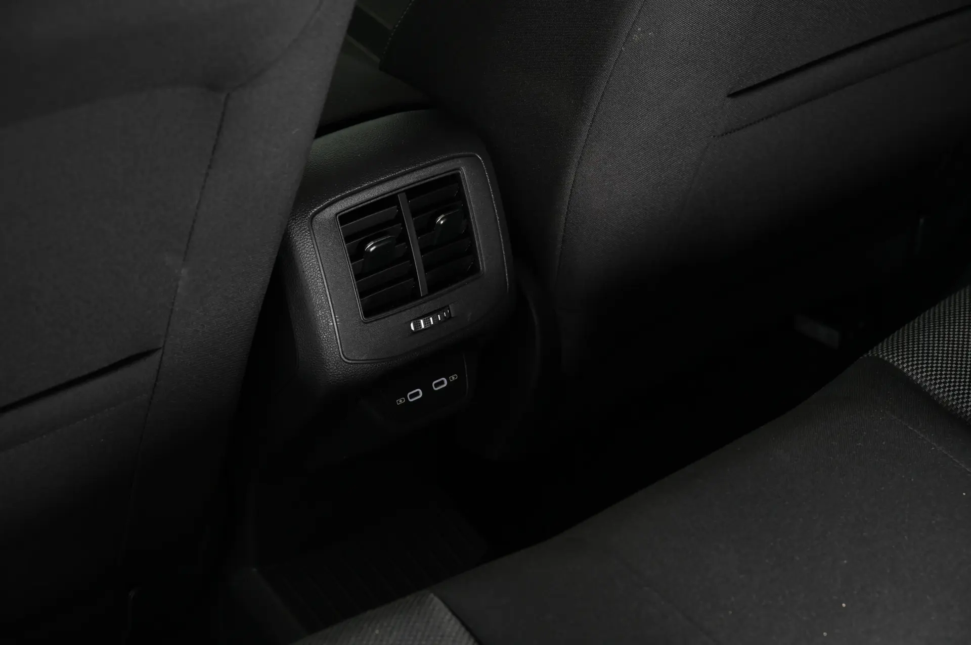Volkswagen T-Roc 1.0 TSI Urban 31