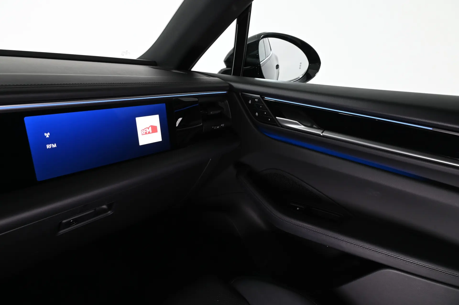 Porsche Macan Electric 4 27