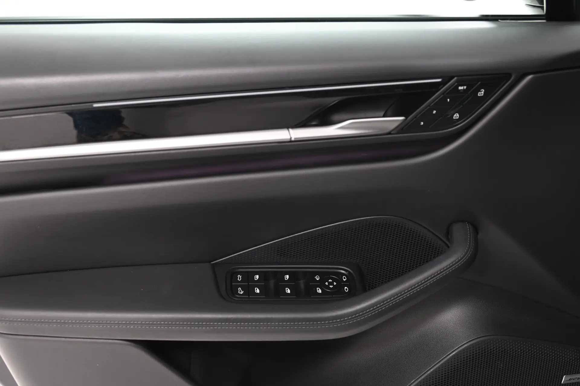 Porsche Macan Electric 4 25