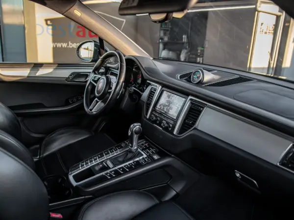 Porsche Macan S 28