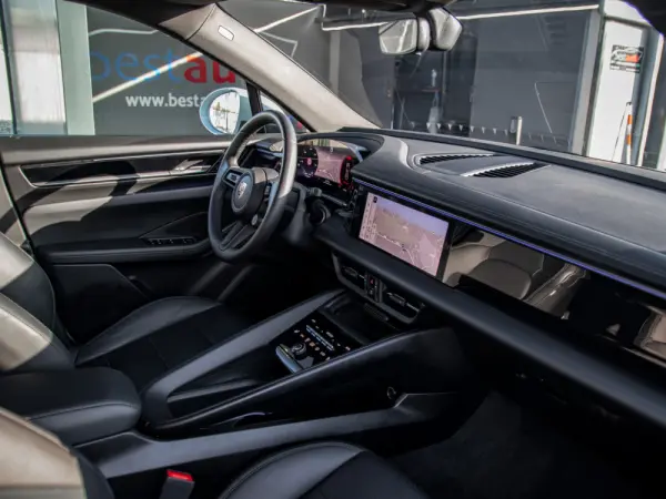 Porsche Macan Electric 36