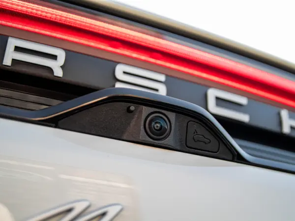 Porsche Macan Electric 8