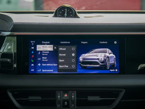 Porsche Macan Electric 4S 33
